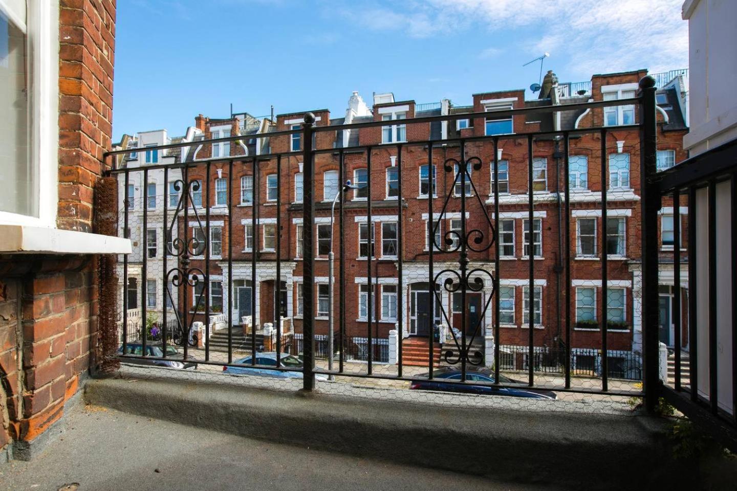Guestready - West Kensington Home W/Balcony Лондон Экстерьер фото